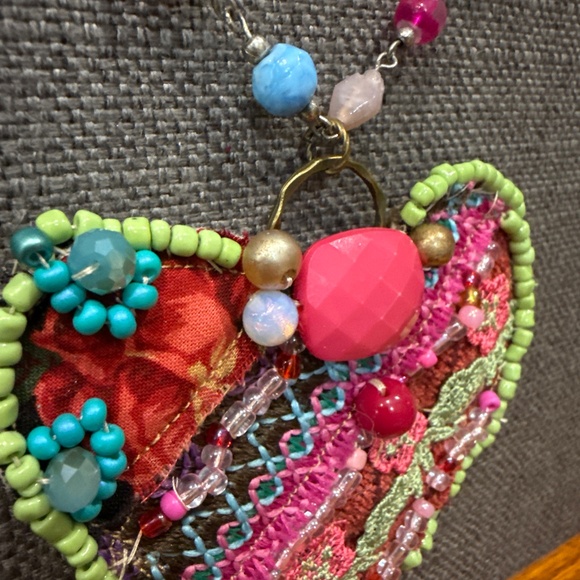 Handmade heart necklace on vintage glass chain - Picture 4 of 9